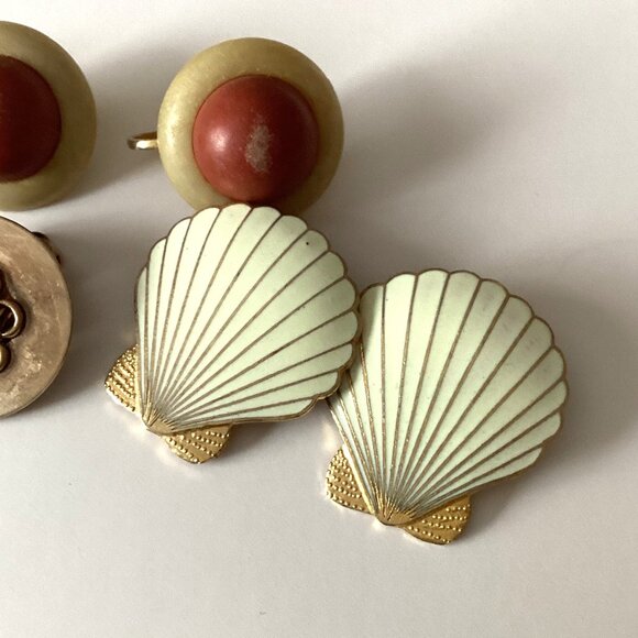 A Bundle of Vintage Retro Clip-On Earrings Costume Jewelry - Picture 3 of 6